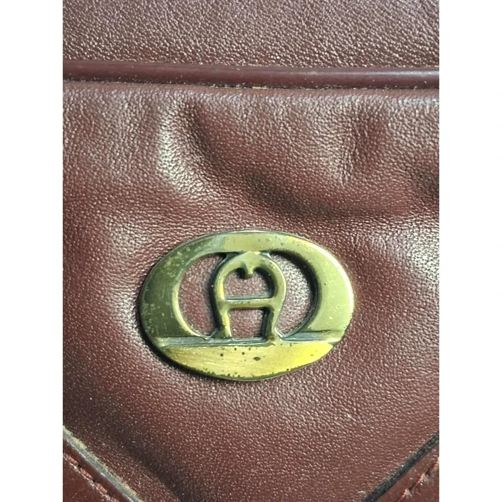 Aigner‎ Burgundy Leather Crossbody Bag Vintage Logo Zipper Closure
